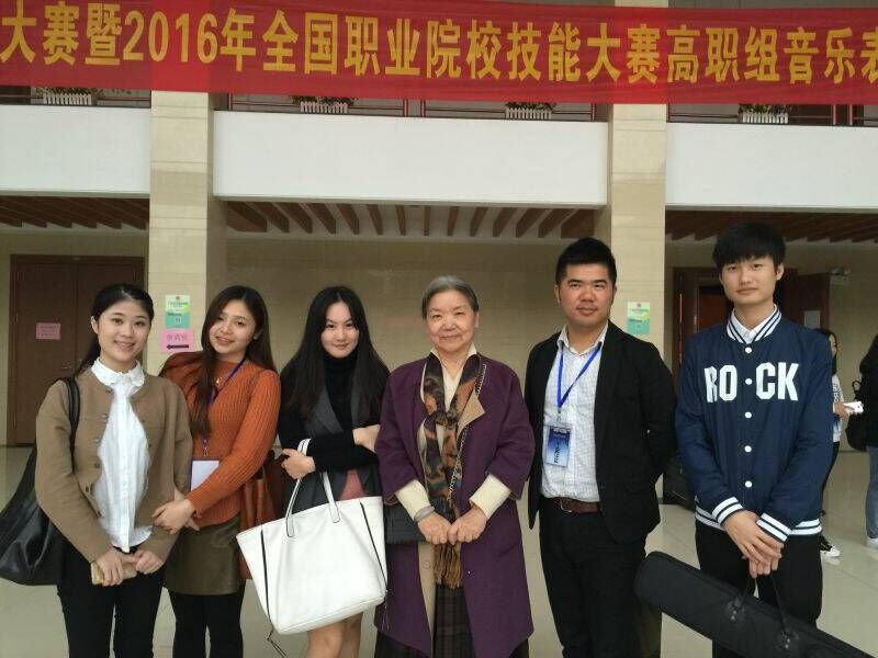 参赛师生合影留念